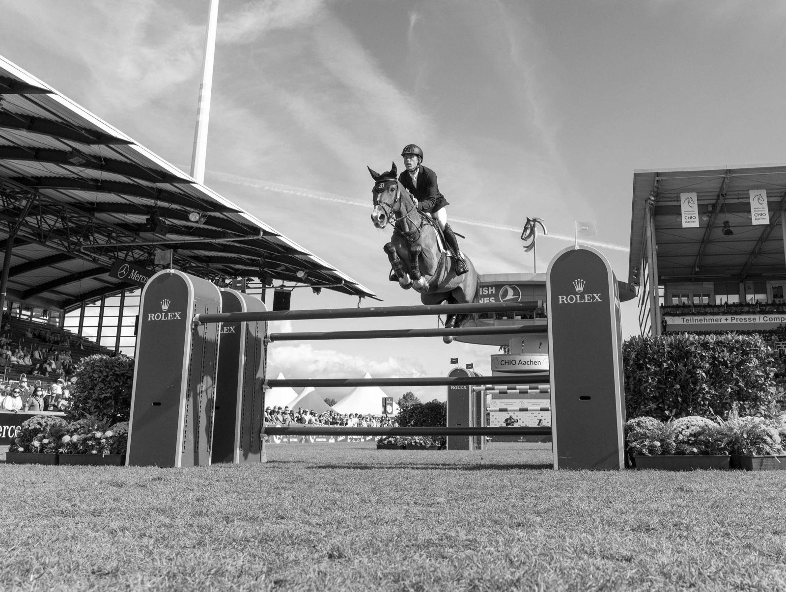 Cavalier en saut d'obstacles lors d'un CSO international